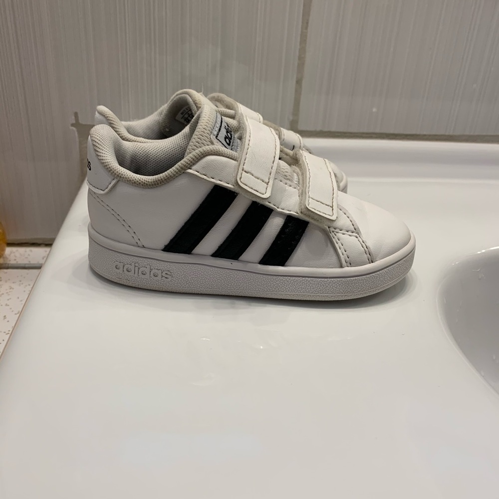 Adidas sneakers 👟